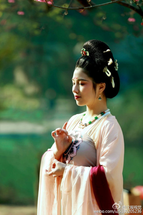 xxxshakespearexxx: 汉服视觉 : A la pointe du matin… Traditional Chinese Hanfu.