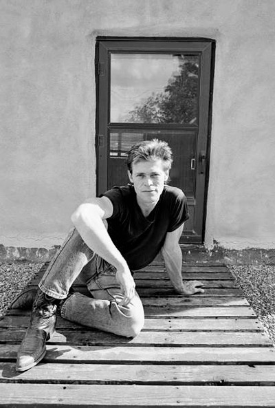 mabellonghetti:Willem Dafoe on the set of the film ‘White Sands’,1992 (Photo by Bertrand LAFORET/Gamma-Rapho via Getty Images)