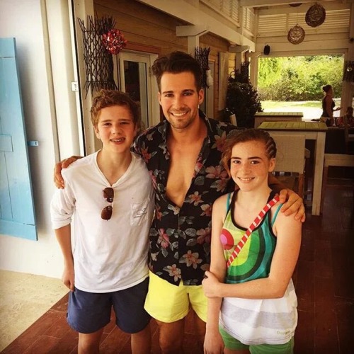 bigtimeexorush:  12.29.15 James Maslow on vacation at Norman Island with fans.   © jamesmaslow