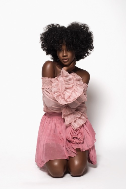 XXX rock-my-boatey:  Dusty Rose IG: @afro_child photo