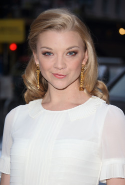 gentlemanboners:  Natalie Dormer. https://www.snapchat.com/add/gentlemanboners