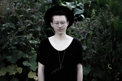gentle-adventure:  Amir wearing Capsella bursa-pastoris on a necklace and looking like a goth Harry 