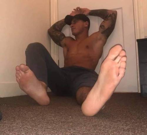 whitemalefeet:Such a stud ;) great big foot