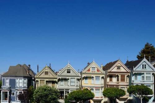 Standard tourist shot of the Painted Ladies across from Alamo Square. According to the wisdom of the