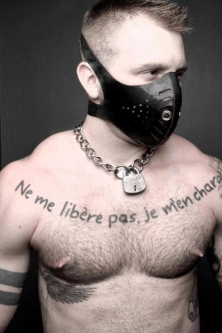 funandphotos:  His French tattoo reads, “Do not release me, I am in charge” 