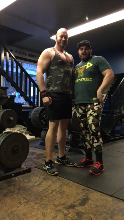 bigsteve316: sixfootfiveguy: @bigsteve316 is totally trying to steal my gym style. No one can see us