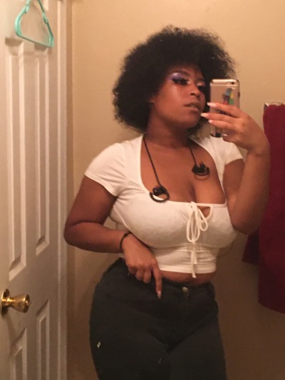 penny-theunicorn:Just out here looking scrumptious. Yw 