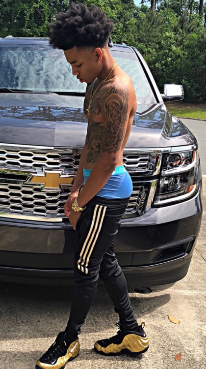jhaytooolitty:  mrdeepdick:  Yella Bull Lil Debbie’s 🍑 💯  My type 🤤Ig: vibe_w.jhay 💙💙