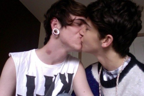 squiners:  are-soul:  ♥pretty&pale♥  jamie with someone fucking more