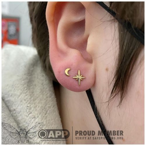 raydan05:A pair of lobe piercings for this ear with yellow gold Bangarang and moon both from @alchem