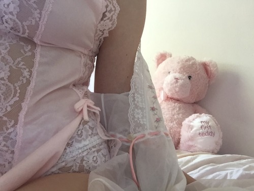 barbiebun:my teddy shampain is a lil creeper