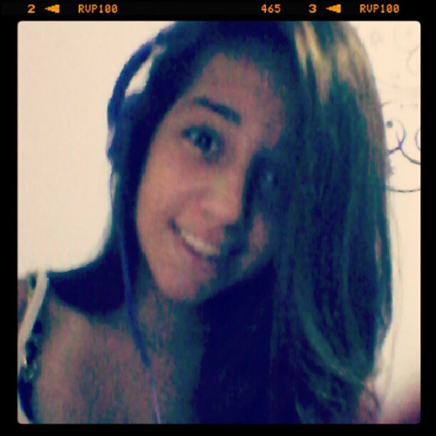 Bora ouvir musica ? #listening #music #headphones #me #smile #cute #hair #shit  #instalove