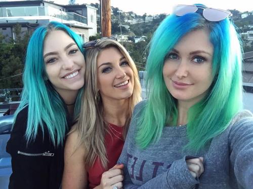 rooftop beers with my hot friends 🍻 thanks so much to our total babe personal trainer @hollyinhollywood for inviting me & @phiphibb to ur BBQ today 😍😍 by darthlux