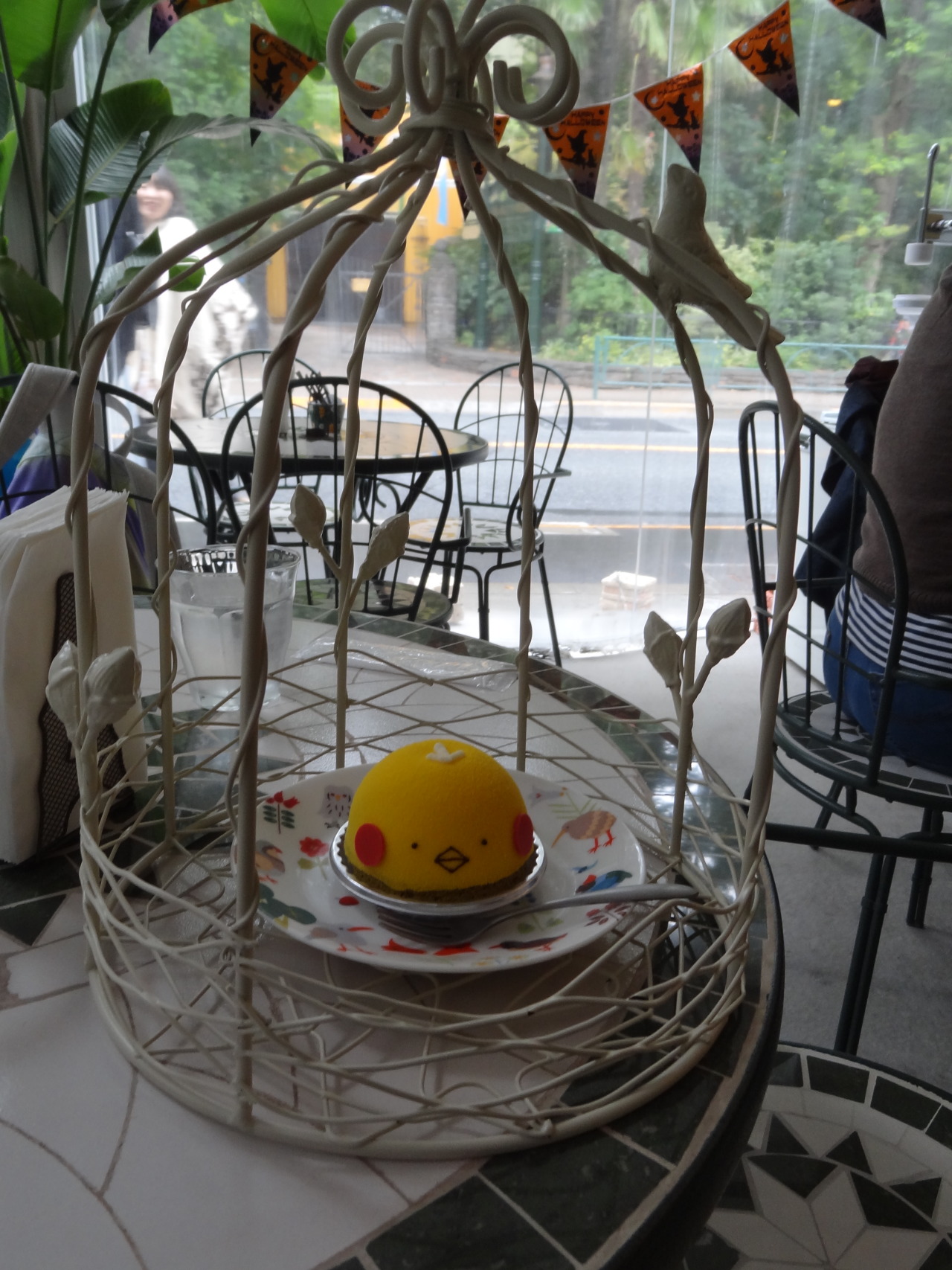 pacificpikachu:  Kotori Café, a bird café in Mitaka. It’s right across the street
