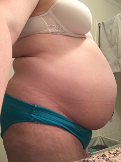 stuffedbellybabe:  #fat #bigbelly #chubby #bbw #weightgain #gainer #feederism #feedee