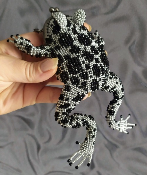 sosuperawesome:Beaded Frog PursesAirinkarotw on Etsy 