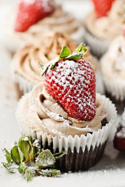 foodsforus:  Fudgy Chocolate Strawberry Cupcakes