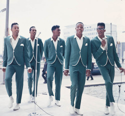 domdadonwon:  myblack-is-beautiful:  gokufuckedme:  languagethatiuse:  The Temptations.   WOW  Does anyone know the names of them left to right? I think Otis is far left and Im for sure the far right is David Ruffin.  melvin franklin, eddie kendricks,
