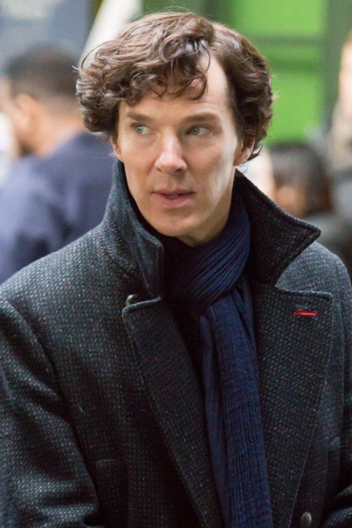 fyantagonist:Benedict Cumberbatch, Martin Freeman and Amanda Abbington filming scenes for ‘Sherlock’