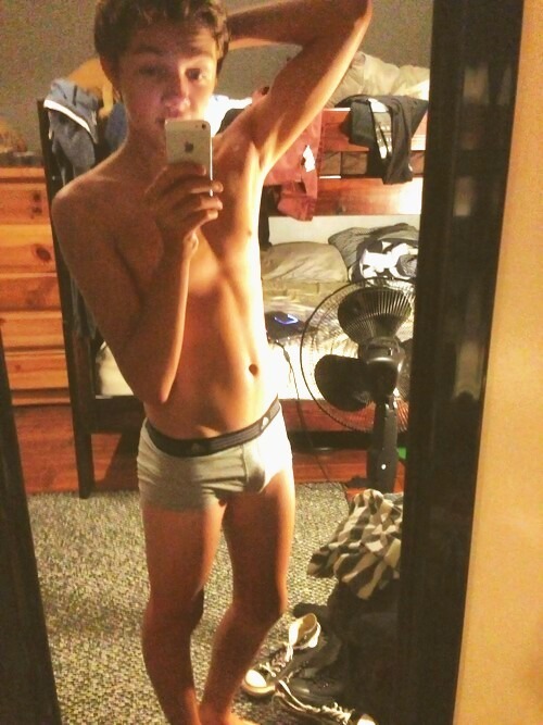 bisensations:  bisensations:  Dany x  http://iamgay.canalblog.com http://lovingsex.canalblog.com