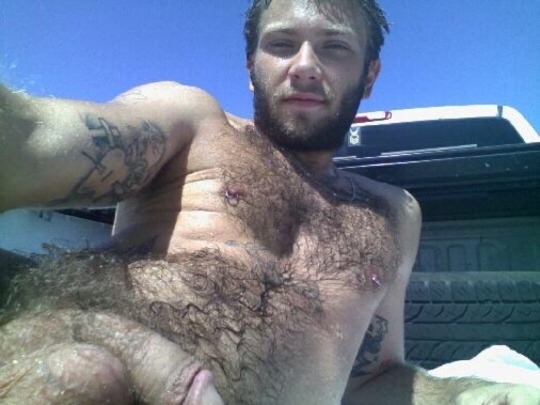 ital69:  Love this hairy stud🔥🔥🔥🔥