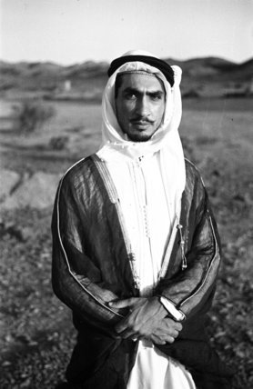 بورتريه لشاب حسن الهندام. - 1946م.تصوير: ولفريد ثيسجر.Portrait of a well dressed young man. - 1946.A