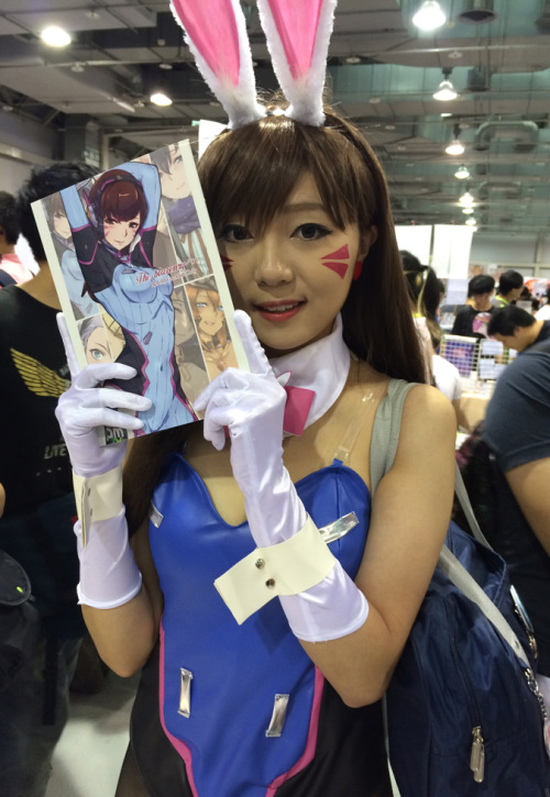 A beautiful D.Va coser, let me take picture her with my doujinshi.I’m in heaven. <3 <3