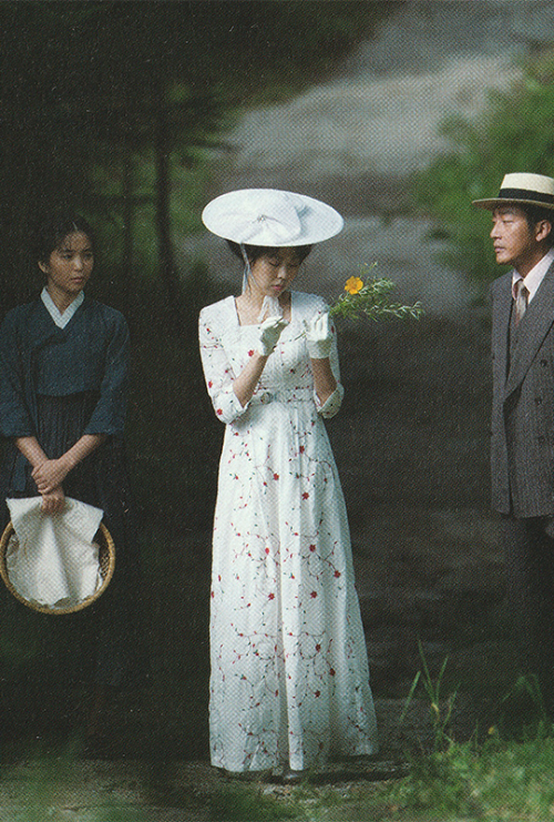 shesnake:  Kim Min-hee on the set of The Handmaiden (2016) dir. Park Chan-wook