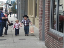 simplysingandlaugh:  That one time when I went to see 1D in Nashville &amp; I saw Jen and Bill (The Little Couple) walking the streets(: