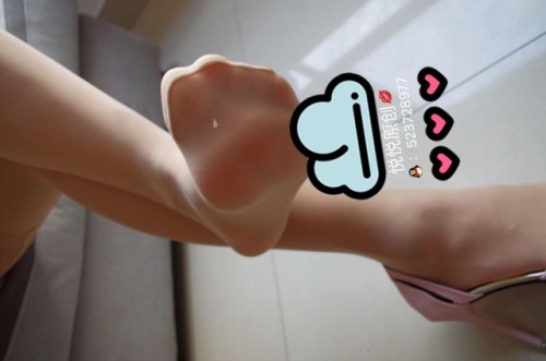 linyue-pink: 满足一下悦悦的粉丝私信我说期待肉丝的腿照美美哒┐(´-｀)┌