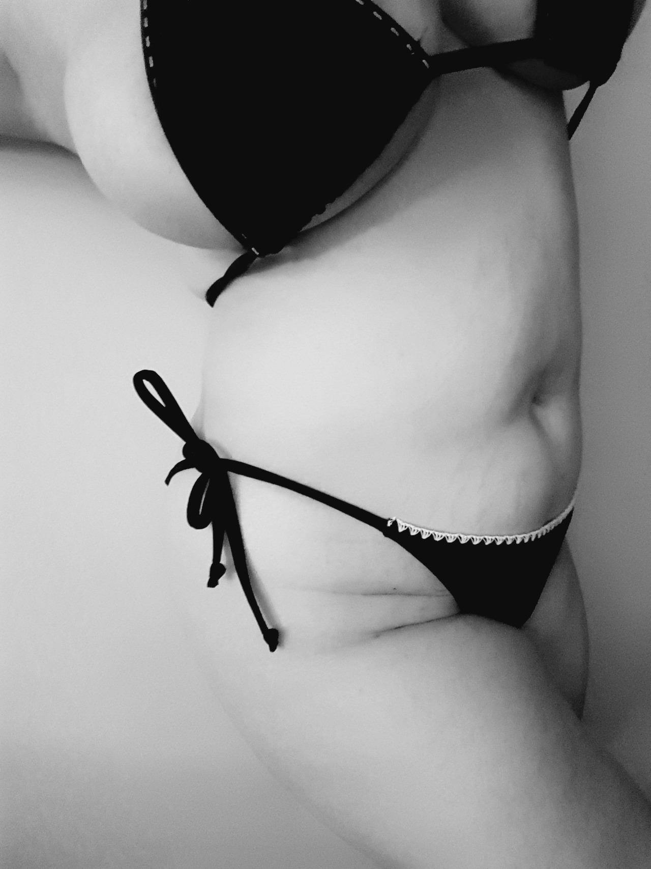 lycheemartinix:  lycheemartinix:  Hmm yes, take me swimming on the first date.  