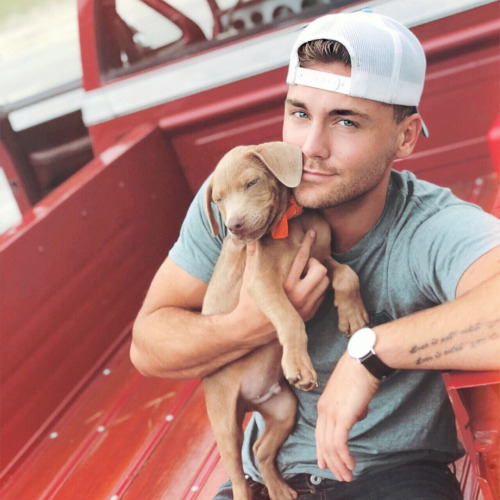 fitaestheticguys:  William Ty Donaldson uses puppies and dogs to make himself seem even more adorable.