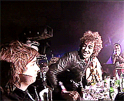 why-wont-you-come-over-here:  livinginmusic: The Strokes win International Newcomer | BRIT award 2002  puppy julian
