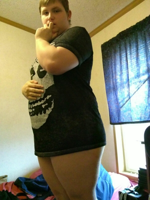 girlsbrovo:O love shirts that fit like this… I feel so free and will gladly wear them around the hou