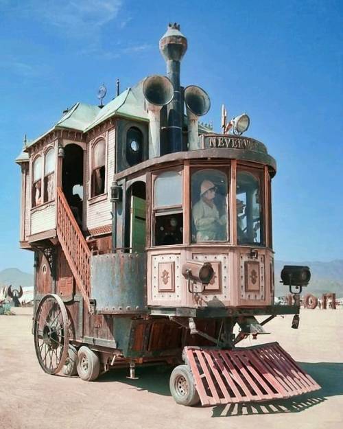 steampunktendencies:Victorian Era House on Wheels⠀The Neverwas Haul⠀and it does drive… 