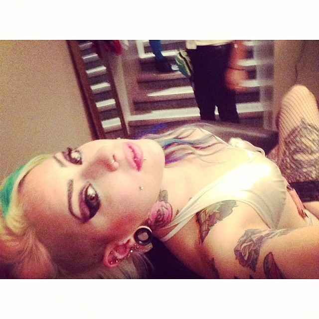 lindseyjenningss:  #midshowselfie #chillinbetweennumbers #nakedbitchesurrywhere #suicidegirls