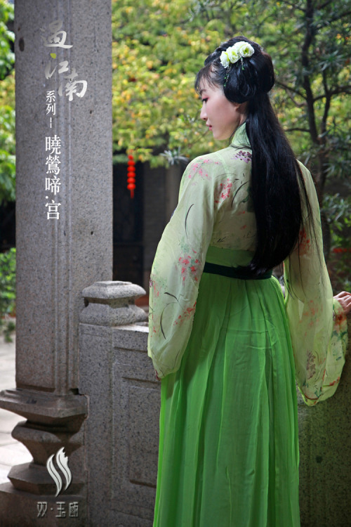 fouryearsofshades: Model 友情模特：周玲双玉瓯 http://shyuou.taobao.com/ Waist-high Ruqun/襦裙 worn with white