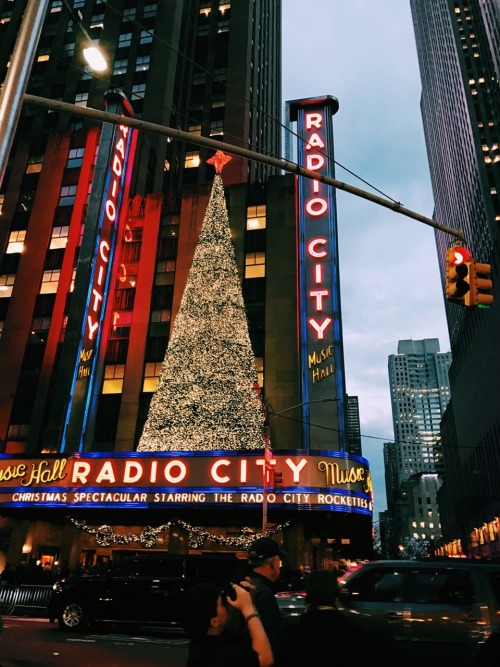 yepitsprep:It’s Christmas time in the (radio) city