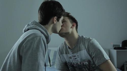 im-a-prince-gay:  the—same—love:  Kiss meeee  