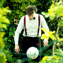 amelliaponds:Random gifs of the Eleventh Doctor (1/?) me gusta el fútbol.. xd