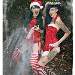 thattattooedchick:  Happy Christmas from me and @lynseymacc 🎅🎄🎁❄ 