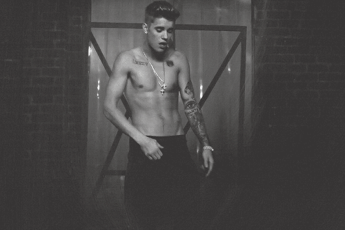 dominicanblackboy:  A hot celeb moment wit Justin Bieber new naked look!😍