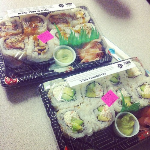 The self check out at Ralph&rsquo;s wasn&rsquo;t working so I got free sushi :D #yaayy #free #sushi 