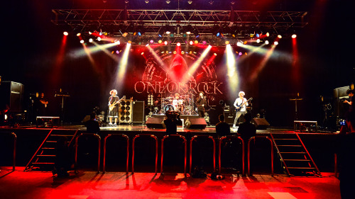 oneokrockworld:  「LIVE with YOU ～ONE OK ROCK～」BACKSTAGE  Source→ http://t.co/pFDiMkZikK