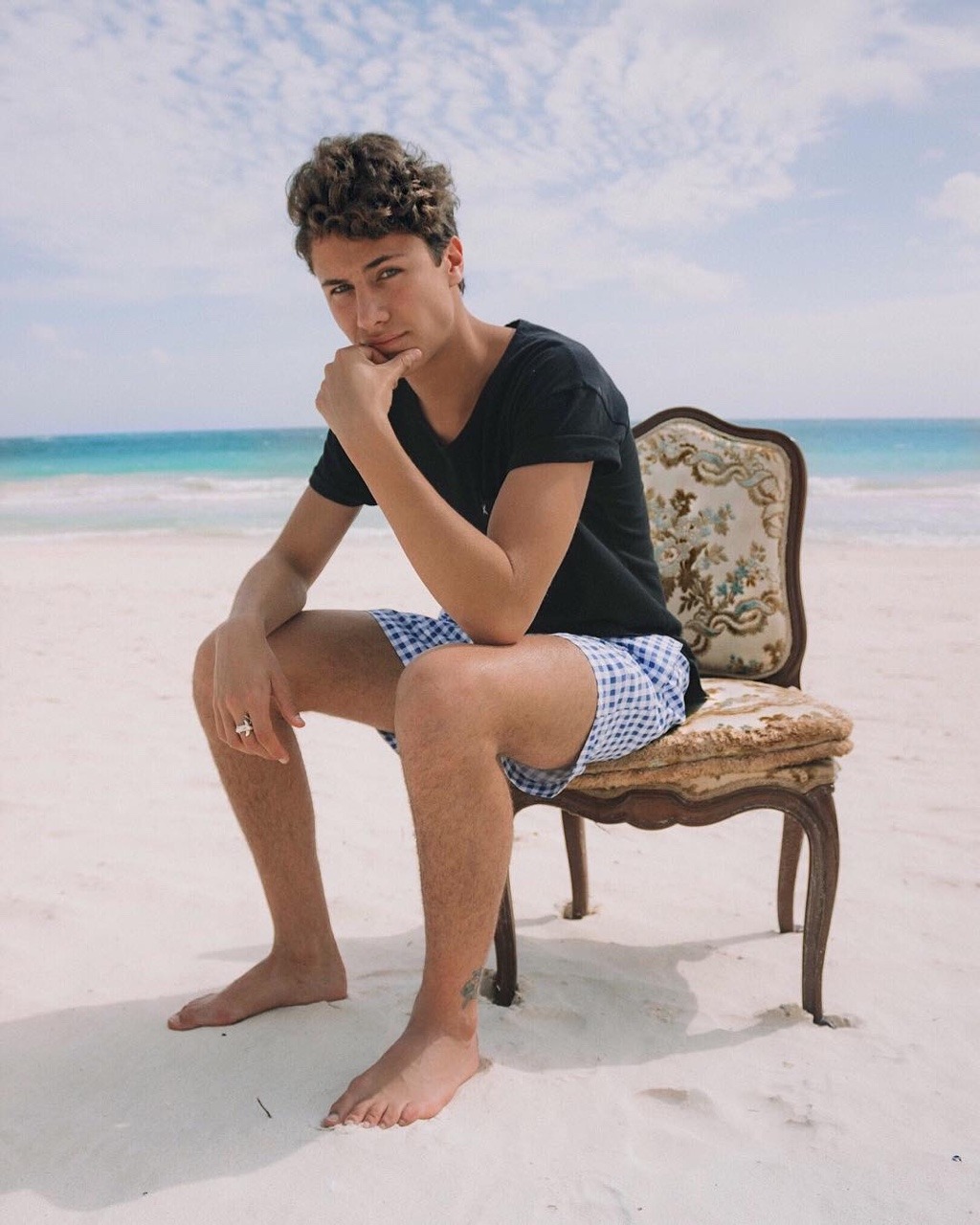 showmeyourfeet:  El Juanpa Zurita barefoot🦶🏻