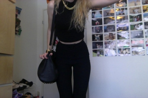shaniquadontplay:  badassfothermucker:  GOING TO THE AIRPORT IN 25 MINS!!! LONNNDONNNN  nice wall and purse