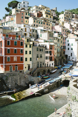 travelingcolors:  Riomaggiore, Liguria | Italy (by .natasha.)