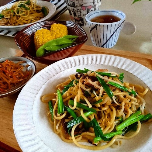 tenzangolikeo:  麺をごま油でカリカリに焼き付けてから 醤油のみで味付け！ 麺の風味がよーく味わえる焼そばになります。