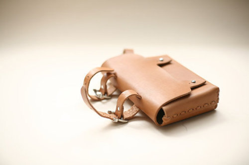 lacletaoficial: folksyblog: Saddle up. Handmade bicycle bag made from vegetable tanned leather, £