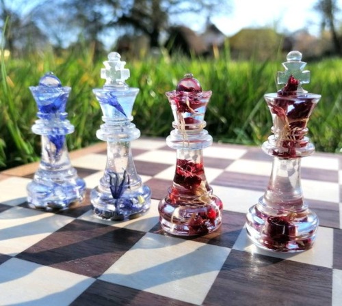 writerbotanistnerd:kintatsujo:ladytemeraire: sosuperawesome: Botanical Resin Chess SetsEncasing Natu